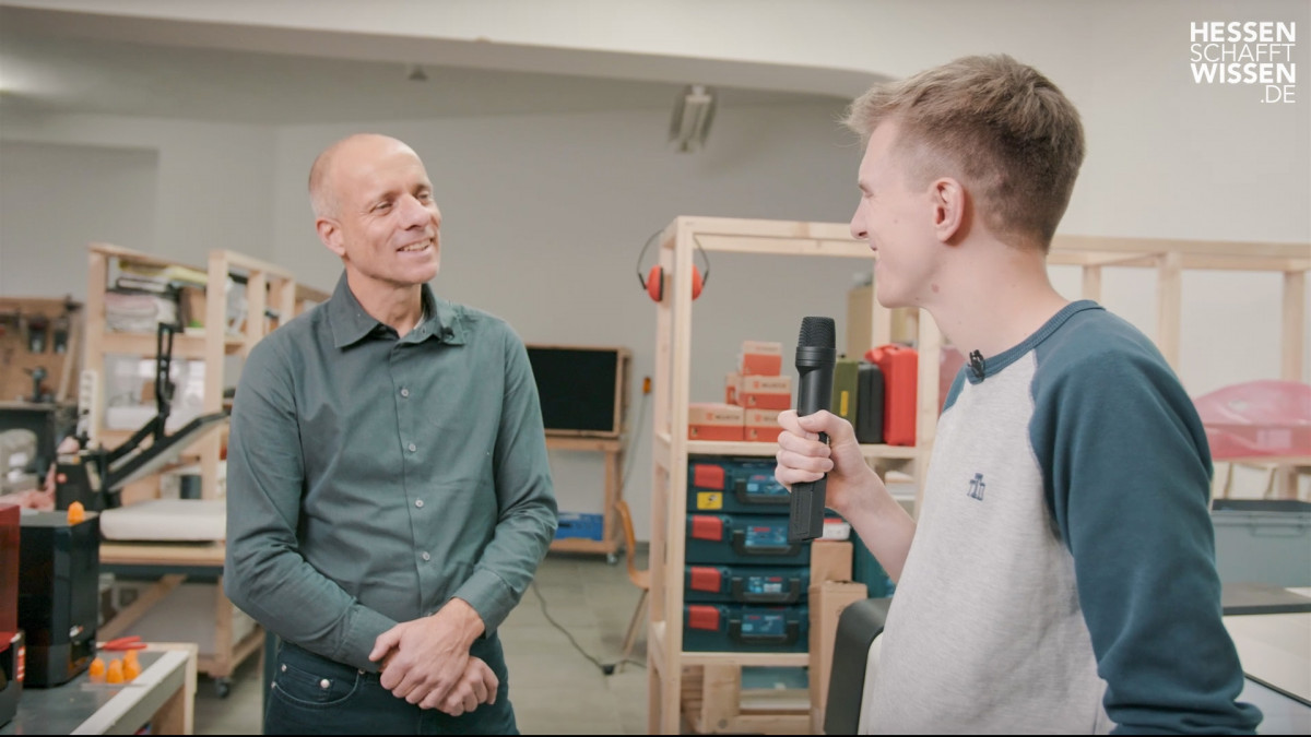 Science Reporter Maurice spricht an der Technischen Hochschule Mittelhessen mit Prof. Dr. Markus Degünther über Optische Systeme.