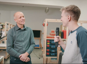 Science Reporter Maurice spricht an der Technischen Hochschule Mittelhessen mit Prof. Dr. Markus Degünther über Optische Systeme.