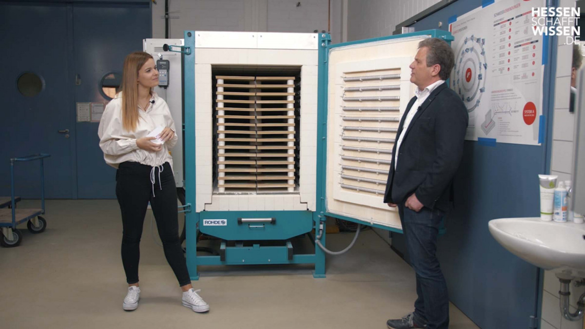 Science Reporterin Laura im Gespräch mit Prof. Dr.-Ing. Jens Hesselbach von der Universität Kassel.