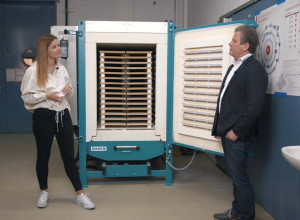 Science Reporterin Laura im Gespräch mit Prof. Dr.-Ing. Jens Hesselbach von der Universität Kassel.