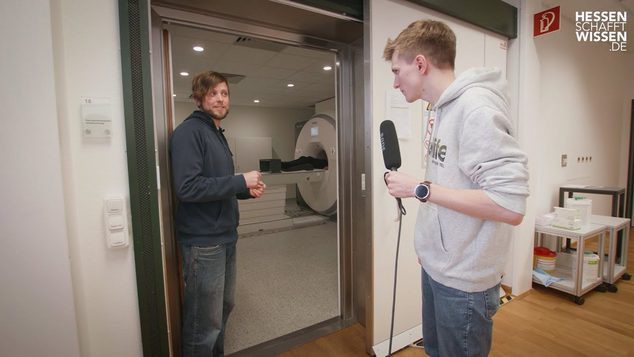 Science Reporter Maurice spricht an der Justus-Liebig-Universität Gießen mit Dr. Benjamin de Haas über Wahrnehmungspsychologie.