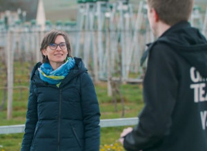 Prof. Dr. Jana Zinkernagel im Gespräch mit Science Reporter Maurice