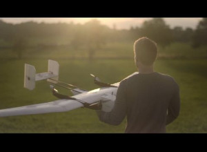 Ein junger Mann hält ein Segelflugzeug in der Hand