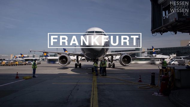 Ein Flugzeug am Frankfurter Flughafen