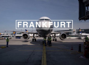 Ein Flugzeug am Frankfurter Flughafen
