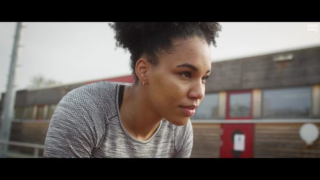 Eine junge Sportlerin beim Verschnaufen