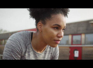 Eine junge Sportlerin beim Verschnaufen