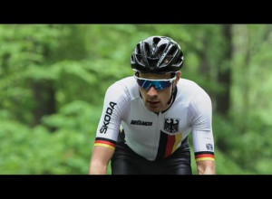 Ein Student der Technischen Universität Darmstadt fährt auf einem Fahrrad durch den Wald