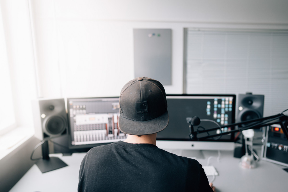 Student Jonas Keiner sitzt vor einem Audiosystem.