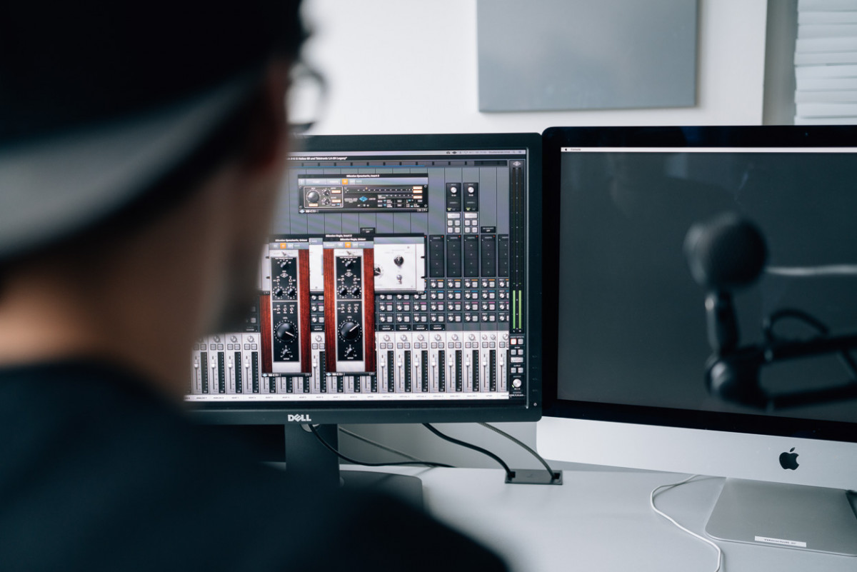 Student Jonas Keiner arbeitet mit einem technischen Programm am Computer.