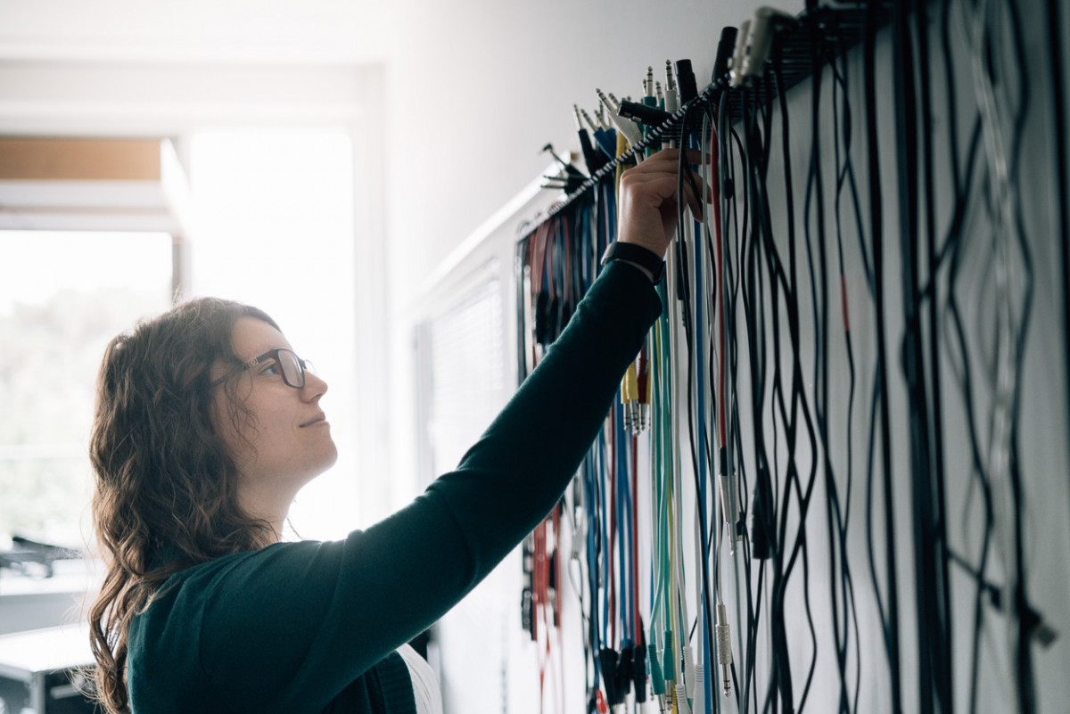 Eine junge Studentin wählt ein passendes Kabel aus.