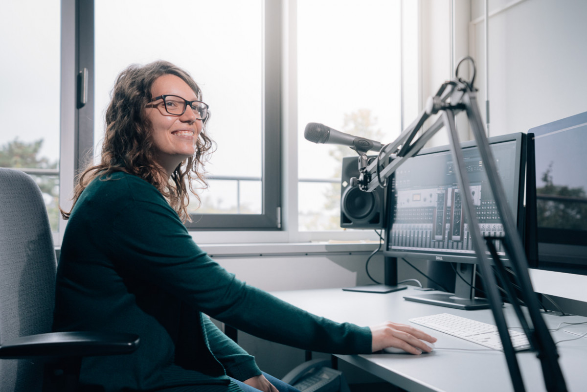 Eine Studentin bedient ein Computerprogramm.