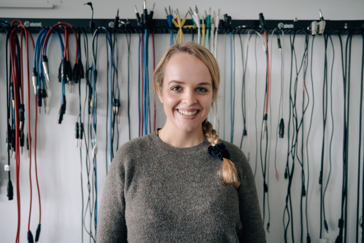 Studentin Joke Kristin Rink steht vor einer großen Anzahl an Kabeln.