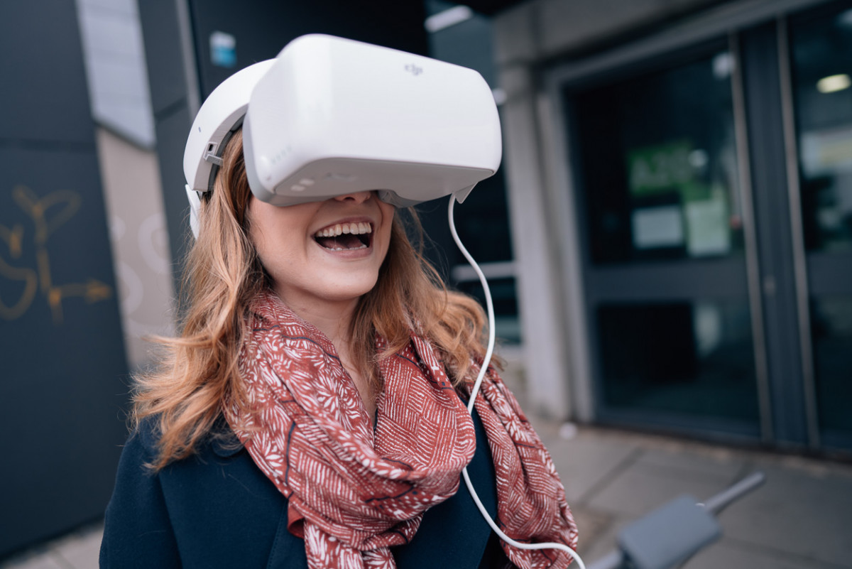 Eine Studentin testet begeistert eine 3D-Brille.