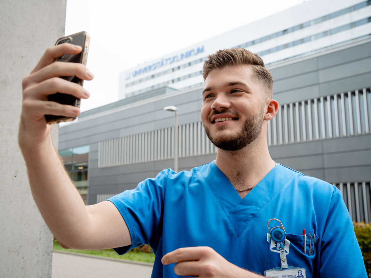 Die App greift dabei auf einen Pool aus Studierenden des Klinikums zurück, die einen Migrationshintergrund haben oder einfach verschiedene Sprachen sprechen.