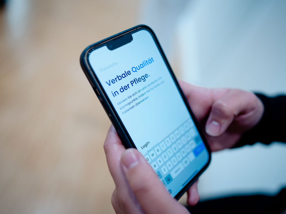 Die App greift auf einen Pool an registrierten medizinischen und sprachkompetenten Mitarbeitenden am Universitätsklinikum zurück und löst Sprachbarrieren während einer Anamnese.
