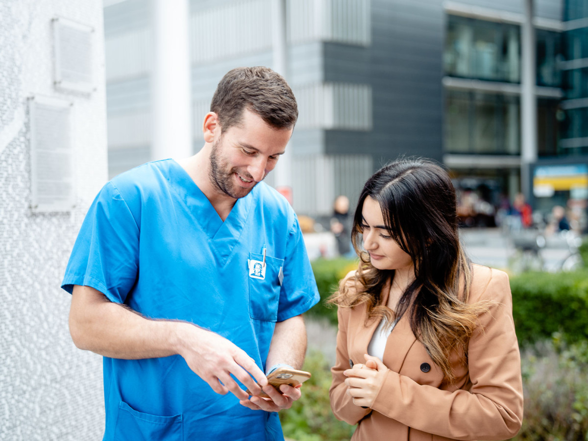 Dadurch, dass teilnehmende Studierende durch „Translatly“ schon früh bei schwierigen Patientengesprächen dabei sind, lernen sie die Gesprächsführung mit dem Patienten kennen und eine professionelle Anamnese zu führen.