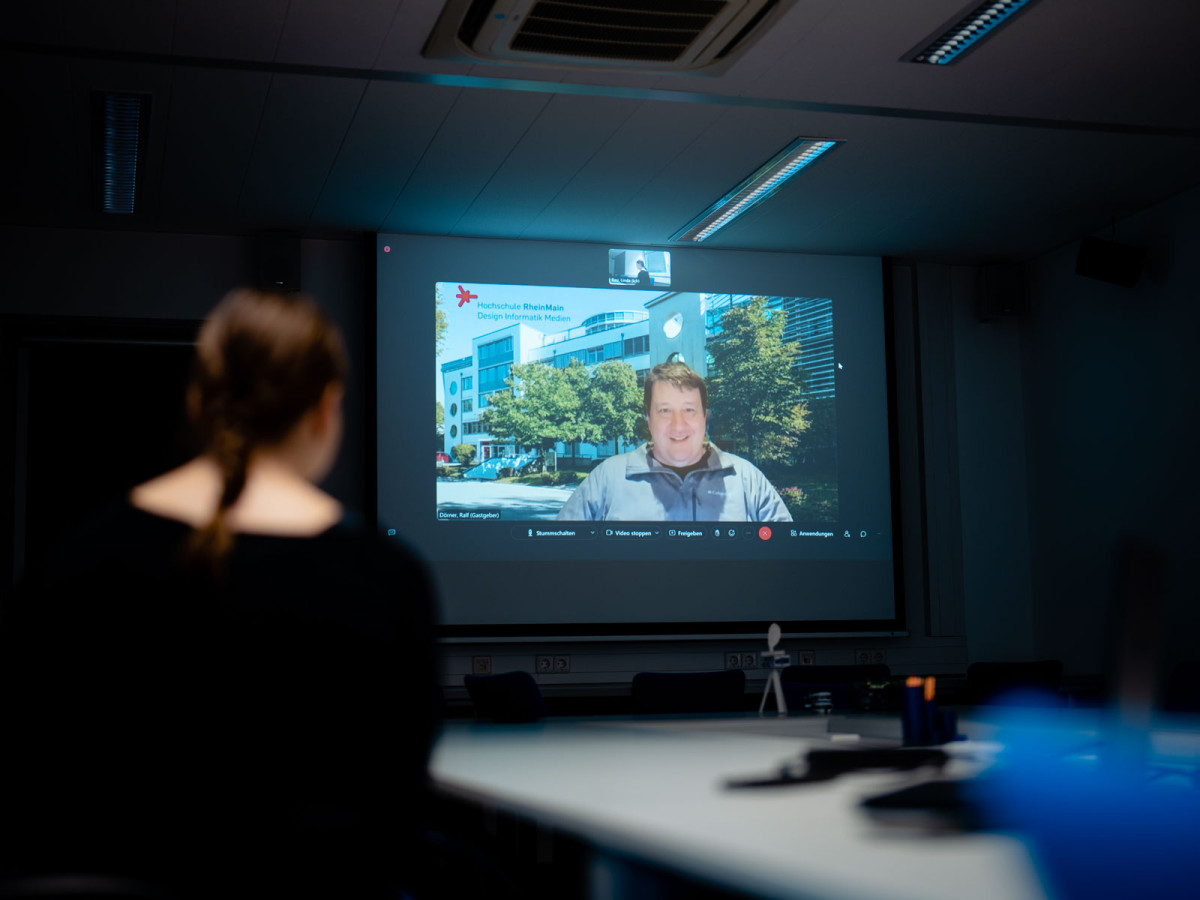 Wir sind jetzt dabei, die Hürden für die Erstellung der Inhalte so niederschwellig zu gestalten, dass auch Leute daran arbeiten können, die sonst wenig mit VR am Hut haben.