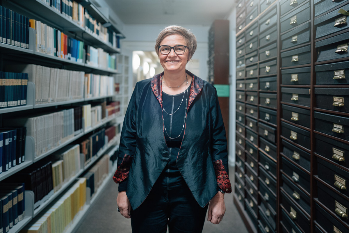 Professor Böhlendorf-Arslan im kunsthistorischen Archiv.