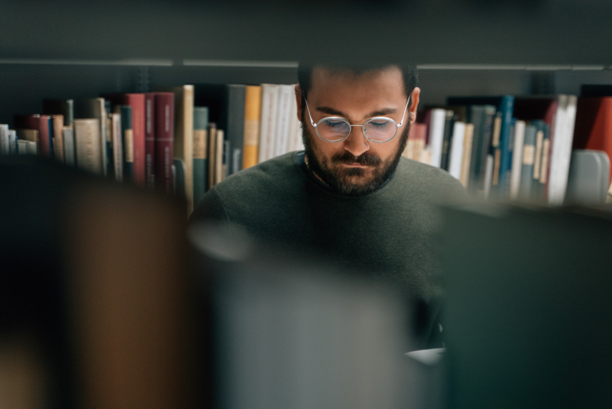 Student Hüseyin Çinarlik im kunsthistorischen Archiv der Philipps-Universität Marburg.