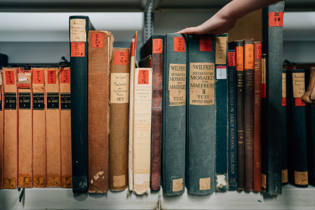 Historische Bücher in der Bibliothek.