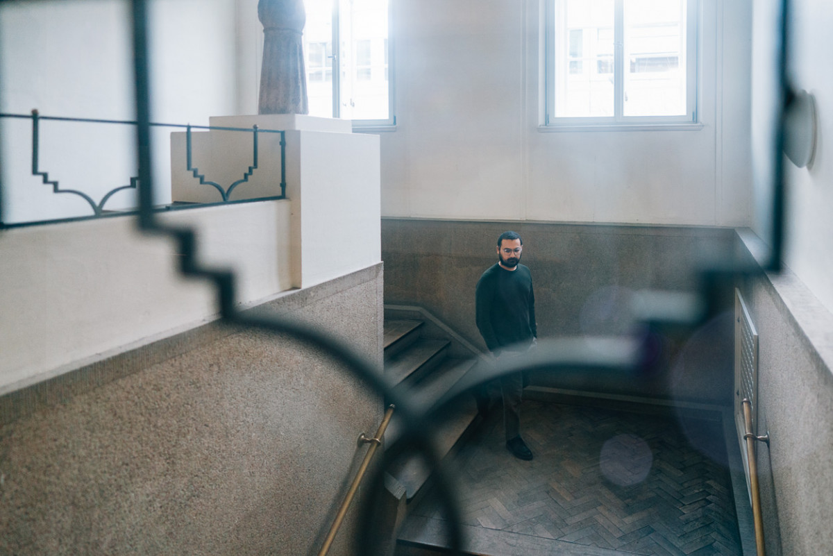 Archeologiestudent Hüseyin Çinarlik im Treppenhaus des Seminars.