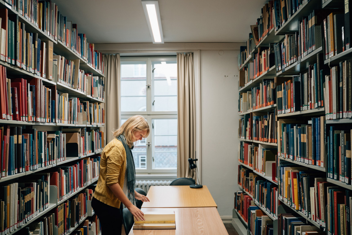 Studentin Alieda Halbersmah recherchiert in der Bibliothek.