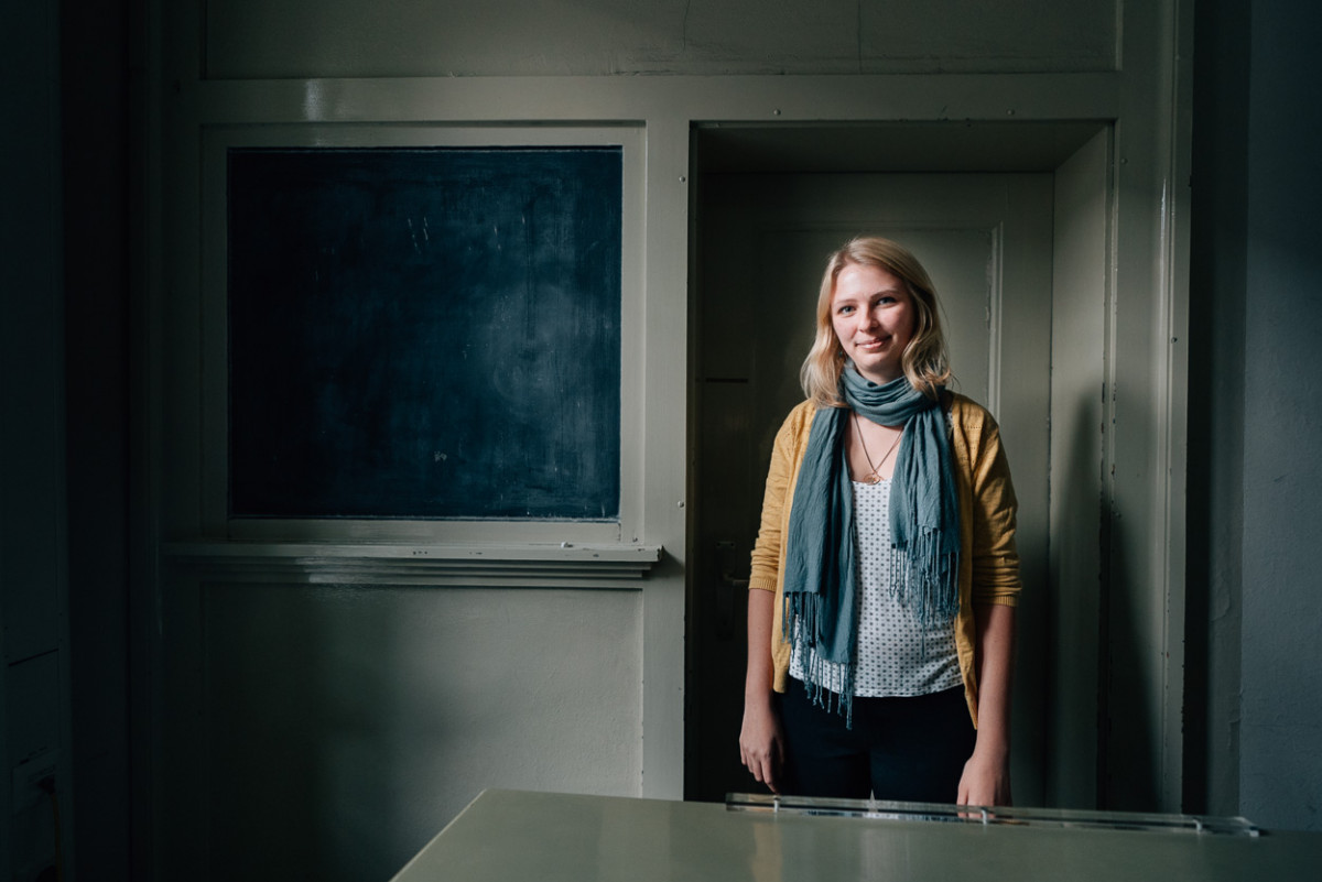 Studentin Alieda Halbersmah im Institut des Archäologischen Seminars.