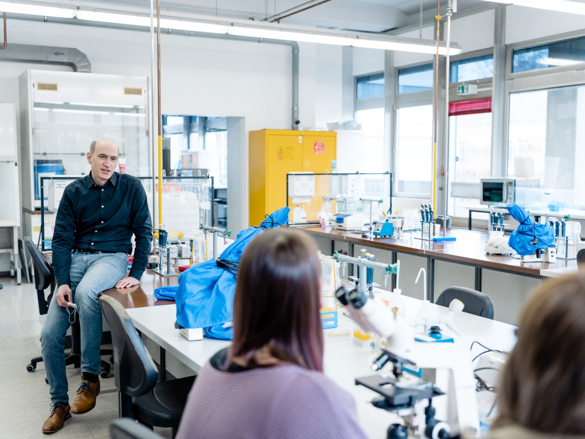 Professor Alexander Loewer ist Dekan für Lehrerbildung und Promotionsbeauftragter des Fachbereichs Biologie.