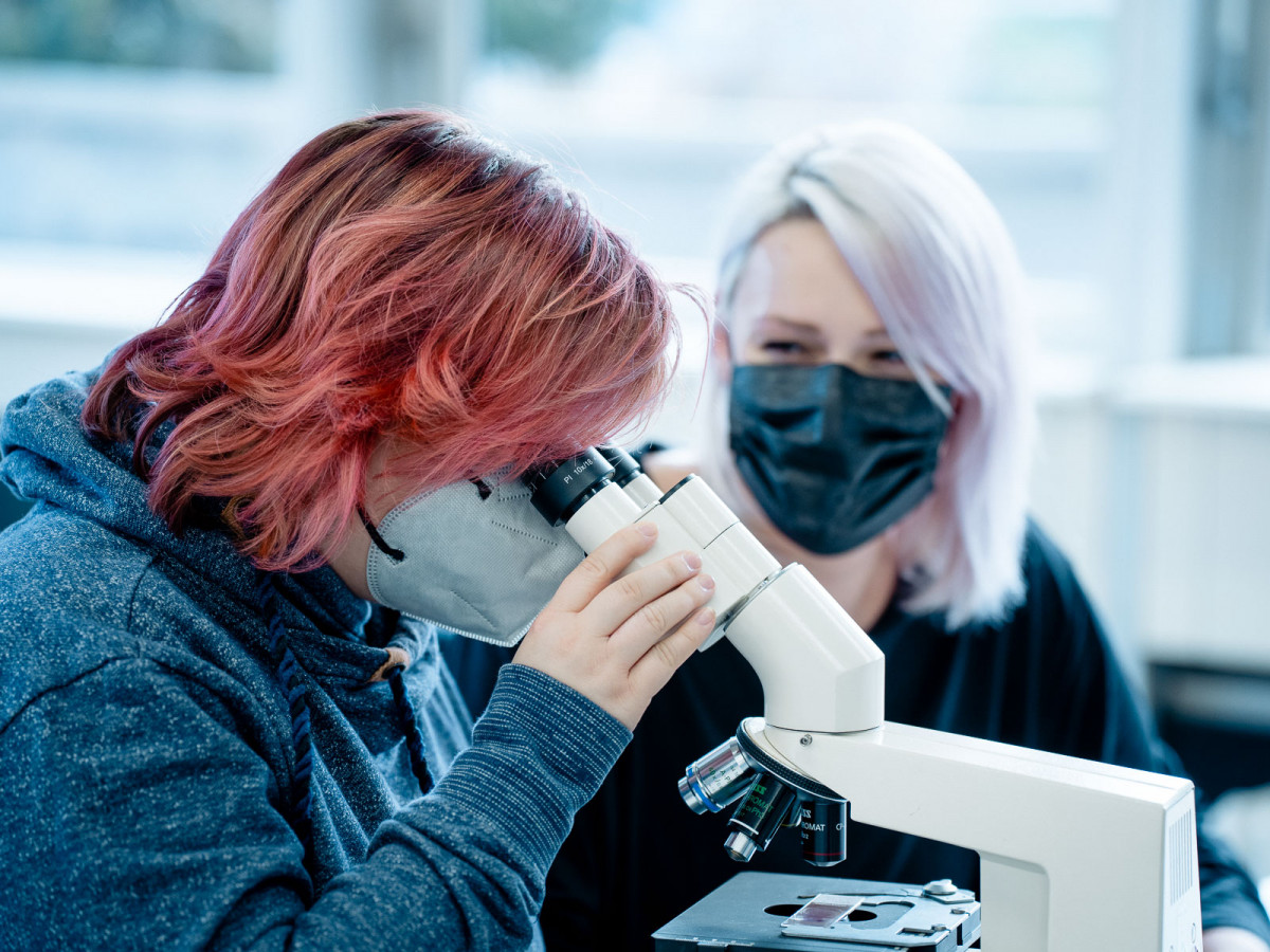Die Studierenden können sie sich unterm Mikroskop ansehen, was sie in ihrem Studium oft nur theoretisch betrachten: Haut und Haare.