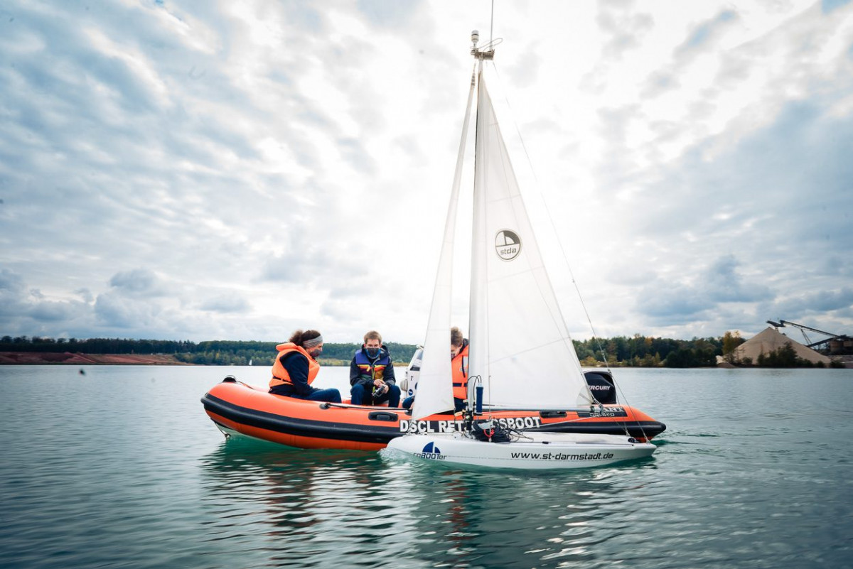 Studierende in einem Schlauchboot begleiten eine Fahrt der „roBOOTer.