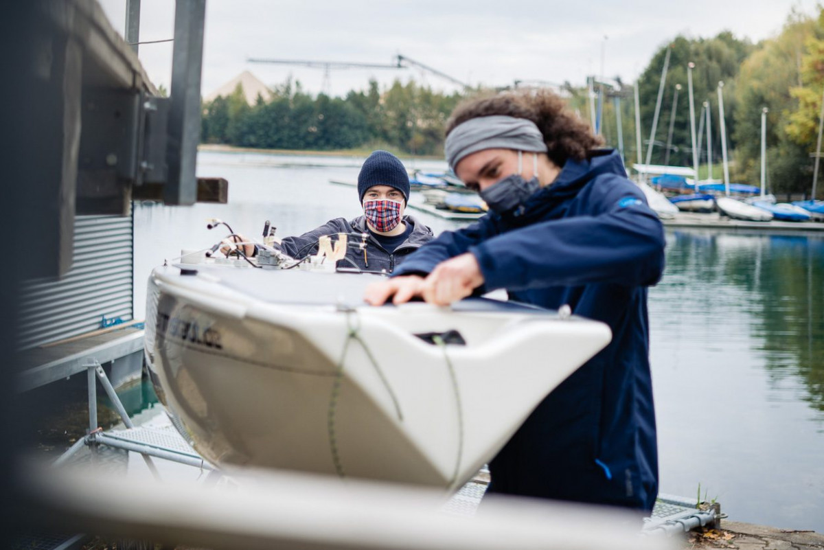 Zwei Mitglieder des Sailing Team Darmstadt e. V. arbeiten an der „roBOOTer.