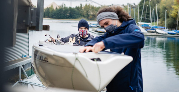 Zwei Mitglieder des Sailing Team Darmstadt e. V. arbeiten an der „roBOOTer.