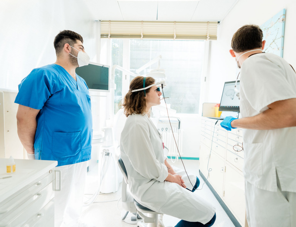 Studierende arbeiten im Zahnmedizinischen Labor der Philipps-Universität Marburg.