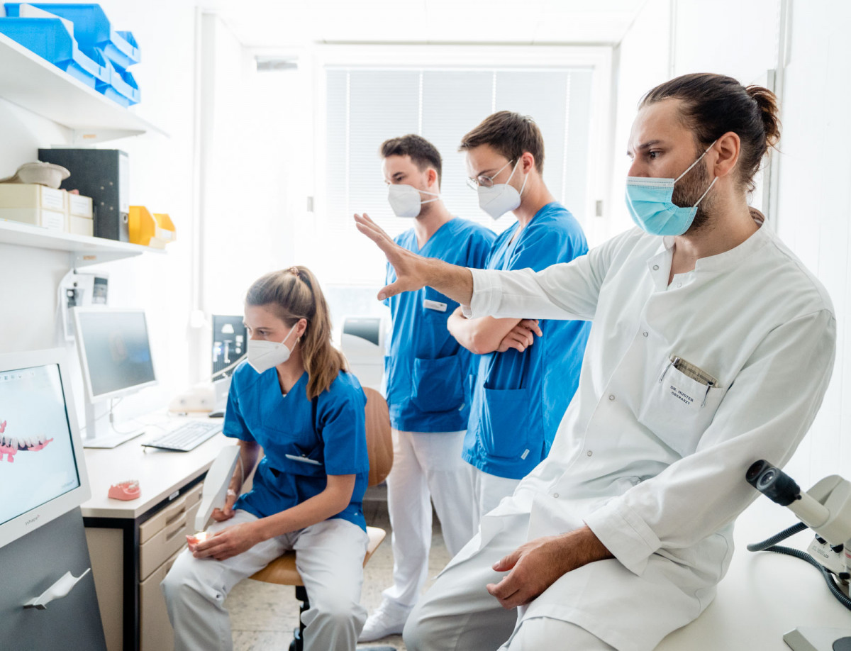 Studierende betrachten eine Darstellung auf einem Bildschirm im zahnmedizinischen Labor der Philipps-Universität Marburg.
