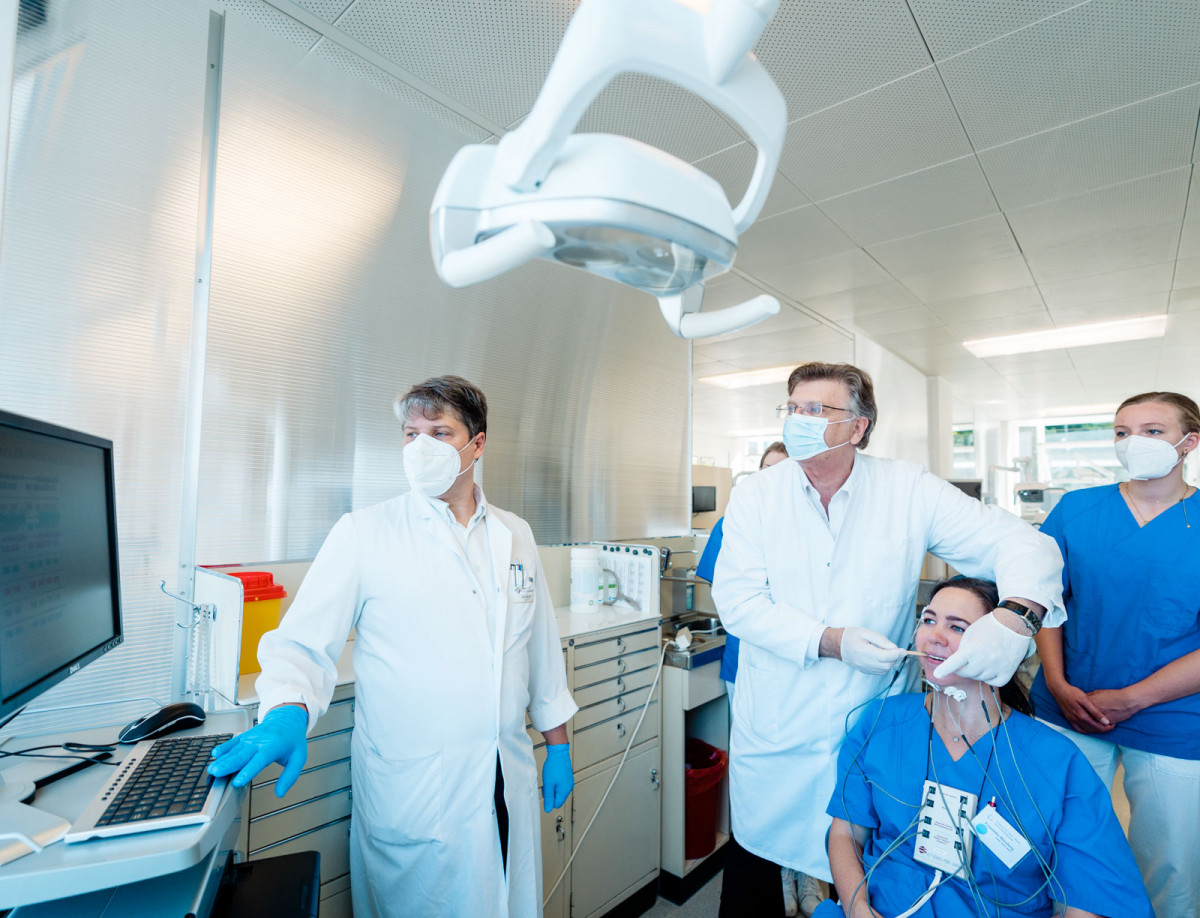 Prof. Lotzmann bei seiner Arbeit im zahnmedizinischen Labor der Universität Marburg.