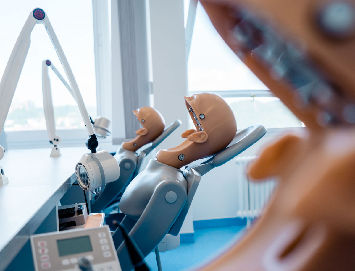 Patientensimulatoren im zahnmedizinischen Labor der Philipps-Universität Marburg.