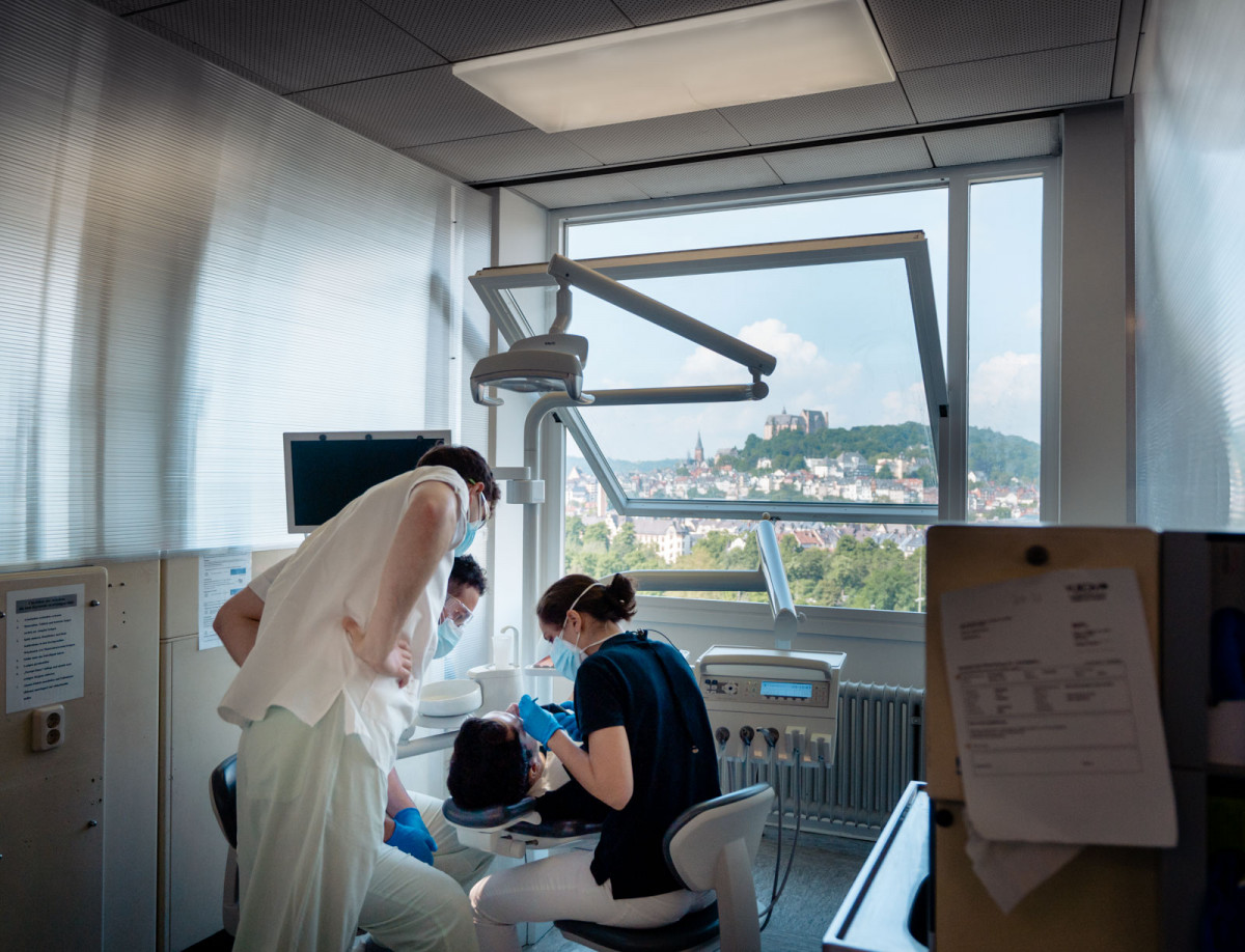 Studierende arbeiten im zahnmedizinischen Labor der Philipps-Universität Marburg.