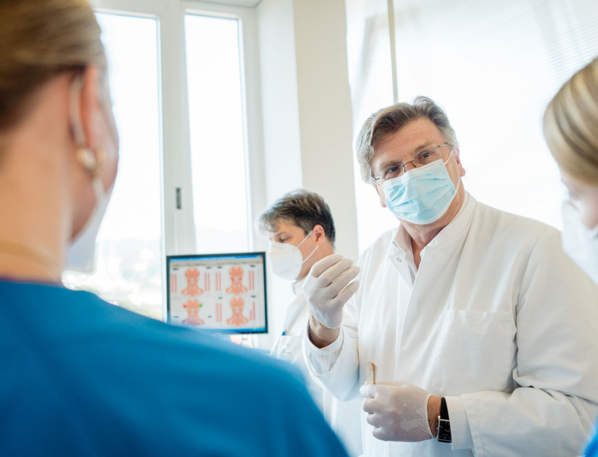 Prof. Lotzmann im Gespräch mit Studierenden im zahnmedizinischen Labor der Philipps-Universität Marburg.