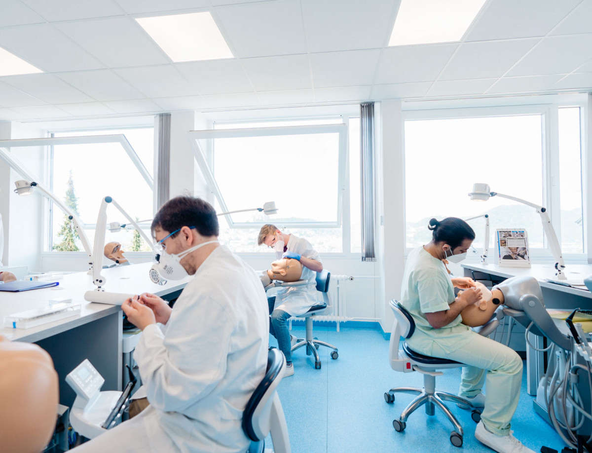 Studierende arbeiten im zahnmedizinischen Labor der Philipps-Universität Marburg