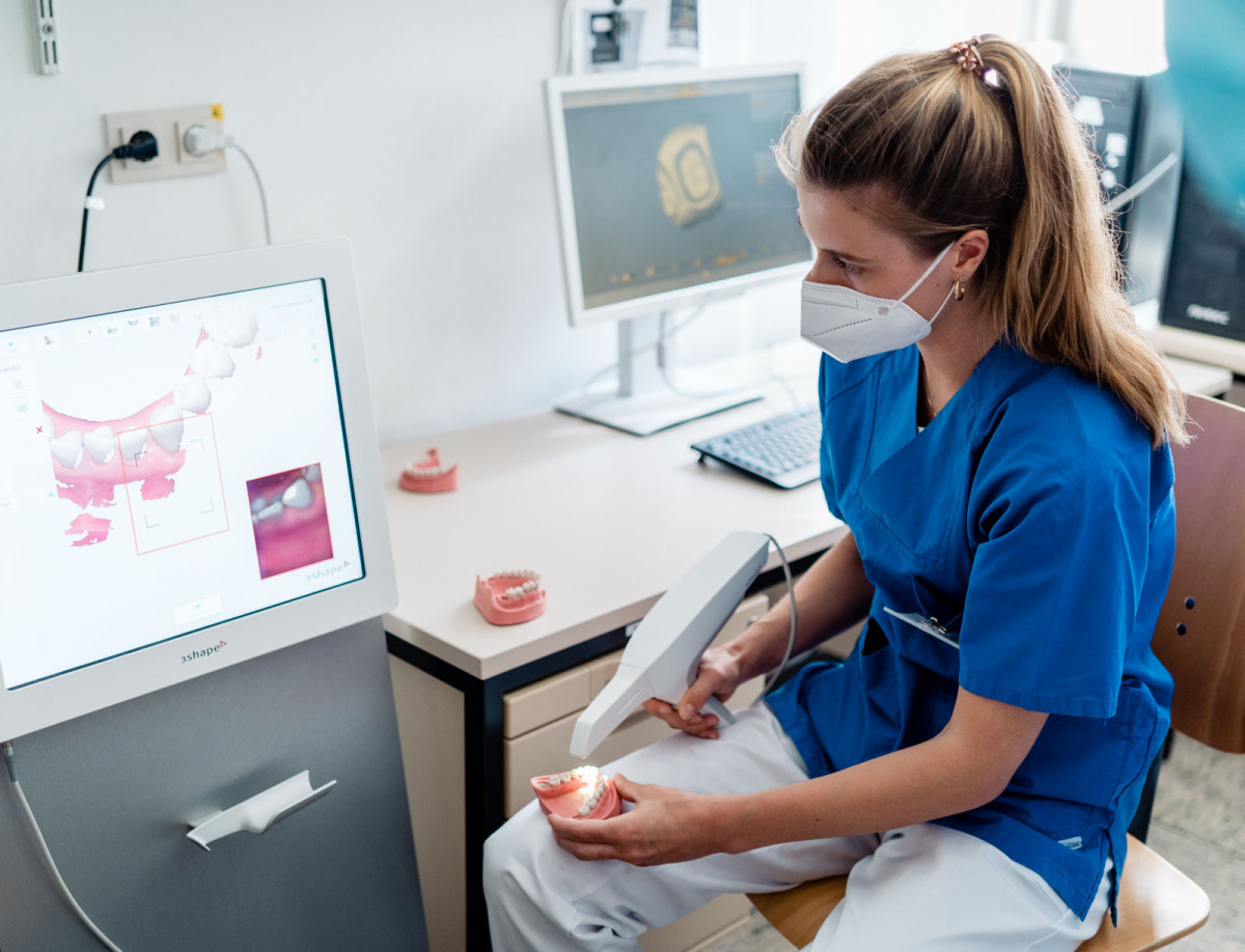 Eine Studentin arbeitet im zahnmedizinischen Labor mit einem Zahnmodell.