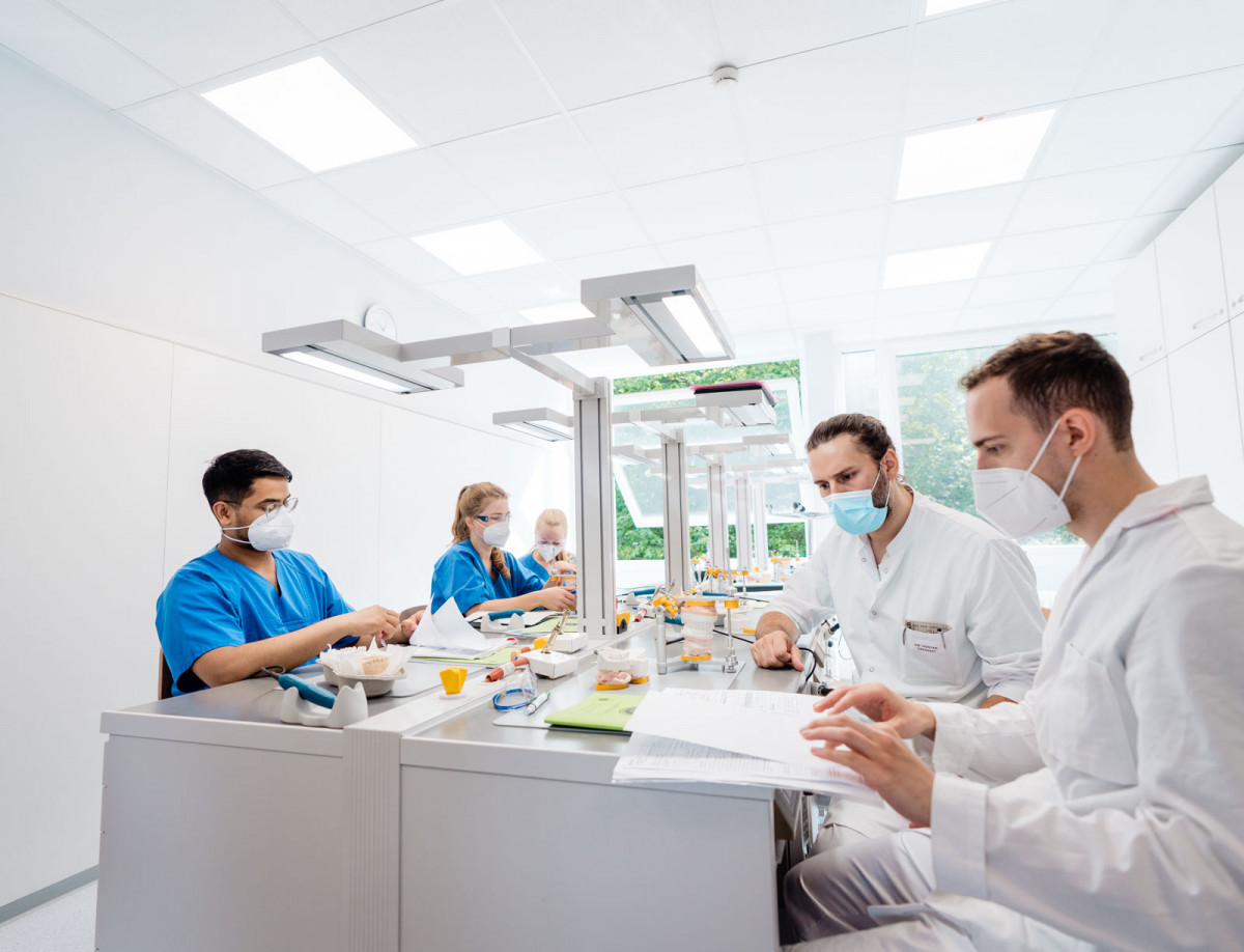 Studierende arbeiten im zahnmedizinischen Labor der Philipps-Universität Marburg.