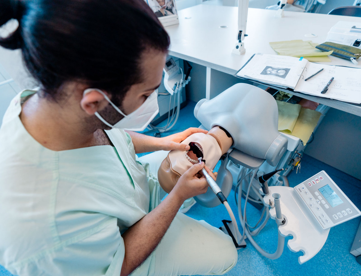 Ein Student behandelt einen Patientensimulator.