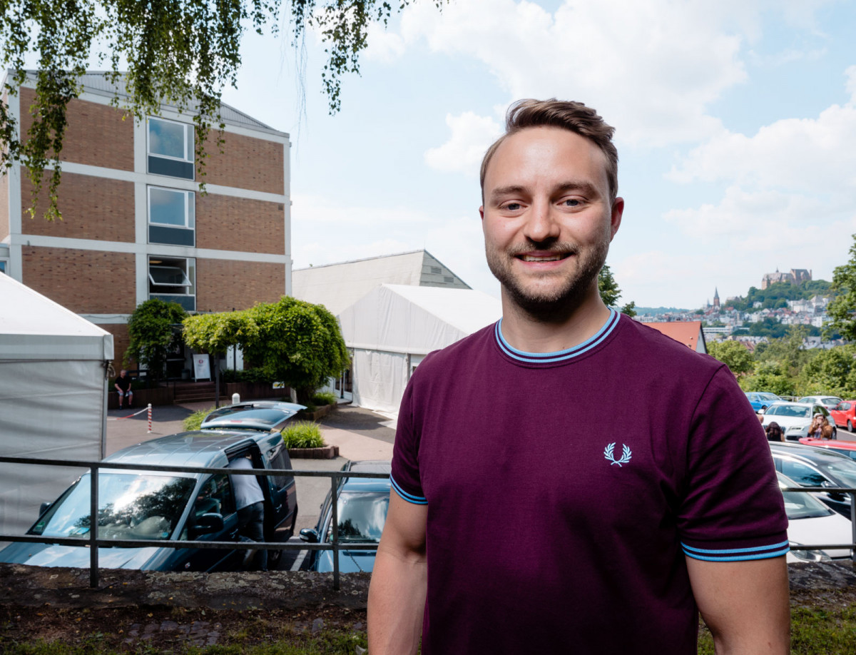 André Schaltenberg vor dem zahnmedizinischen Labor der Philipps-Universität Marburg.