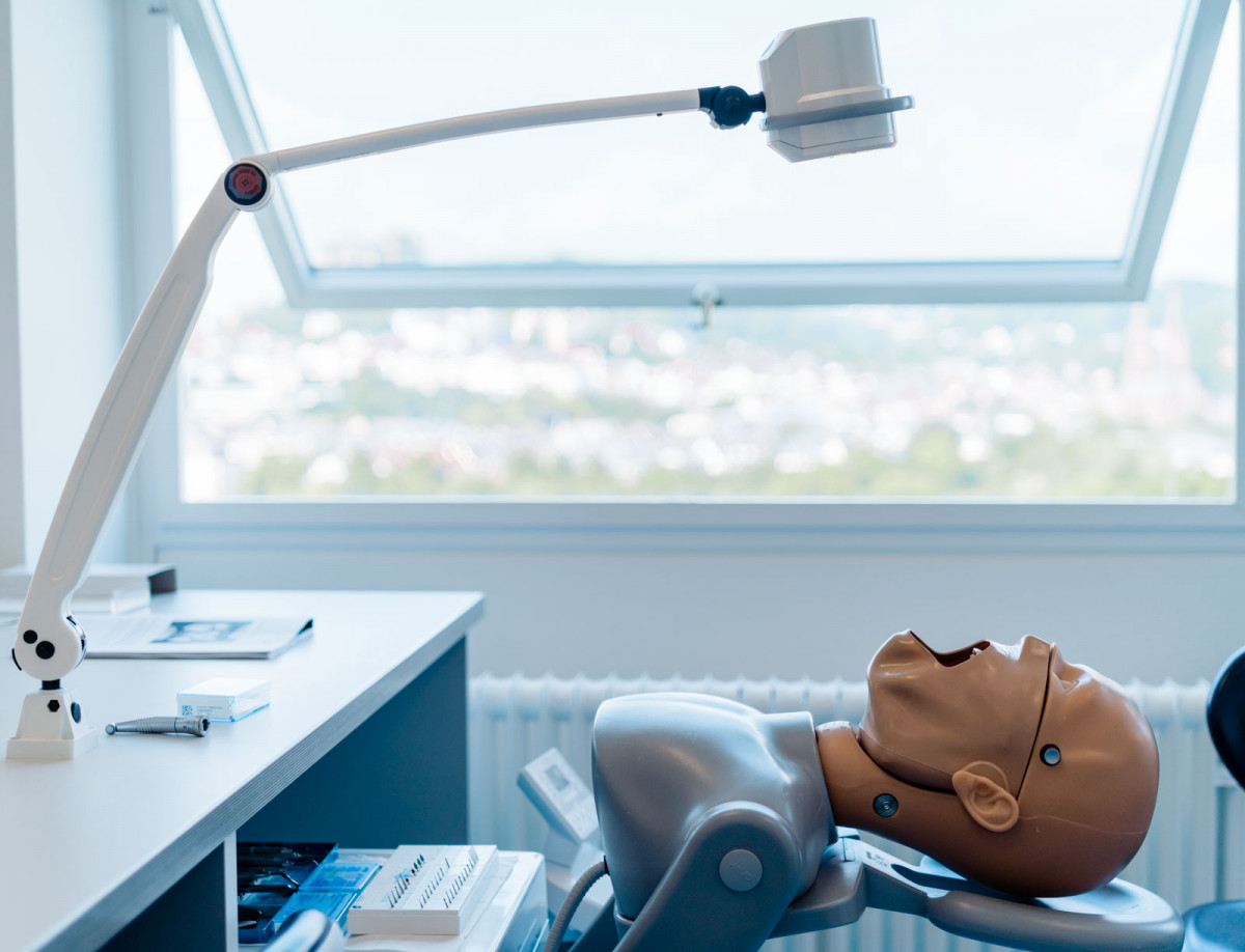 Ein Patientensimulator im zahnmedizinischen Labor der Philipps-Universität Marburg