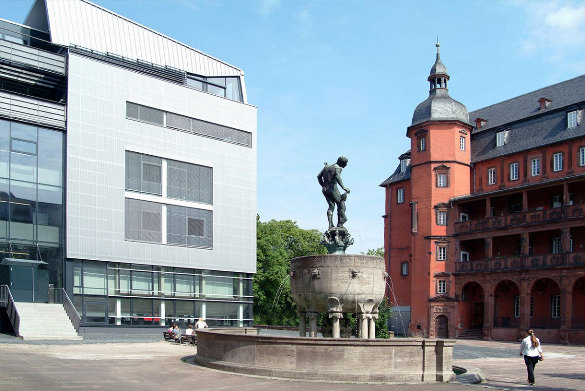 Blick auf den Hugo Eberhardt-Bau der HfG mit dem Ludo-Mayer-Brunnen auf dem Schlosshof