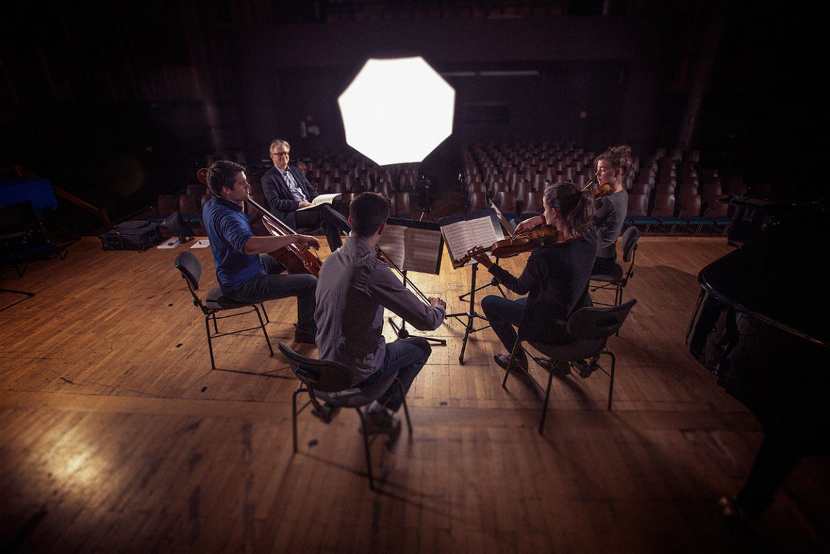 Eine Gruppe von Musikern probt auf einer Bühne in der Hochschule für Musik und Darstellende Kunst Frankfurt