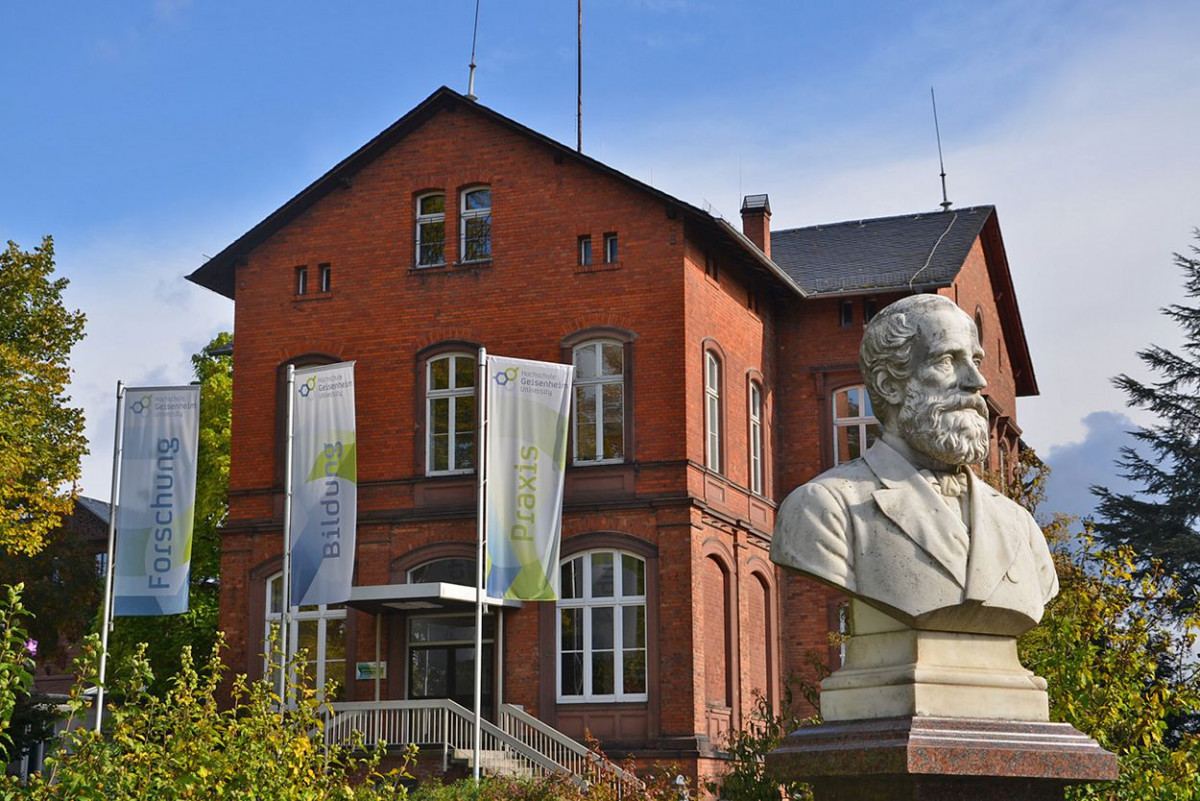 Büste von Eduard von Lade vor dem Hauptgebäude der Hochschul Geisenheim University