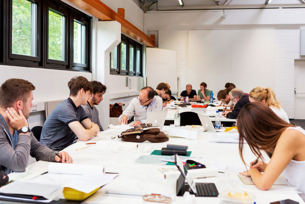 Studierende arbeiten konzentriert in einem Übungsraum der Hoschule RheinMain