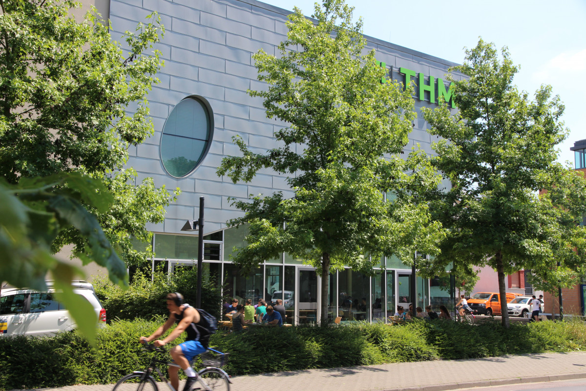 Ein Fahrradfahrer vor dem Campus Wiesenstraße der Technischen Hochschule Mittelhessen